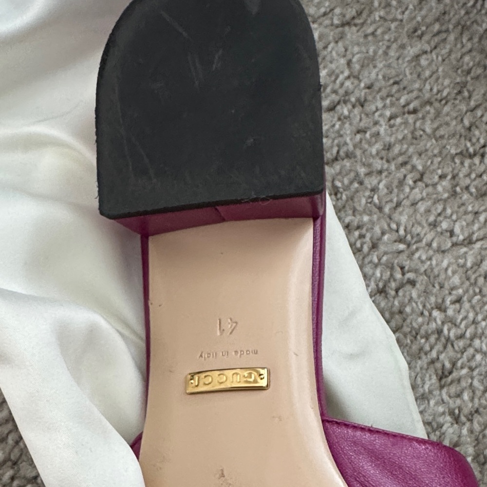 Gucci Women's Magenta Mules with Gold Detail - Picture 6 of 14